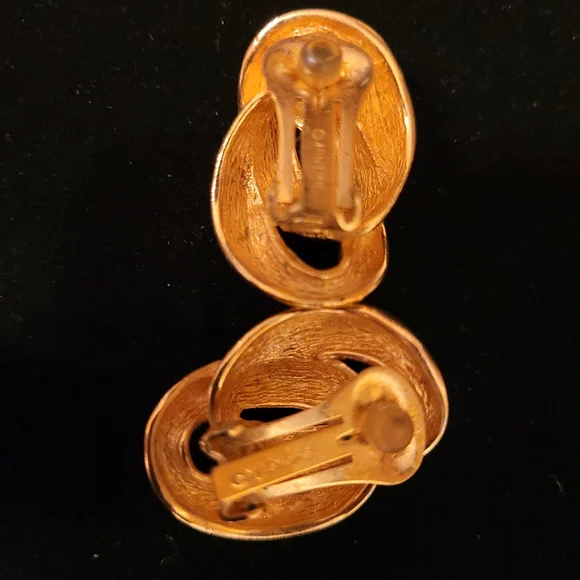 Christian Dior Classic Knot Clip-on Earrings - Picture 4 of 4